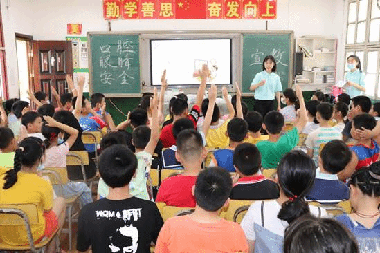 7月17日，实践团队在为小员工们宣教中进行问答互动，并为小员工们颁发小奖品