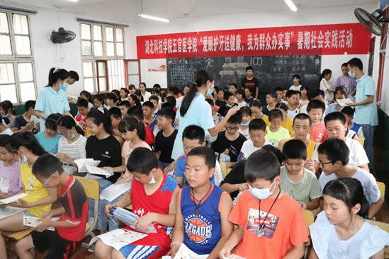 7月17日，实践团队为厦铺小学的小员工们捐赠图书文具“爱心大礼包”
